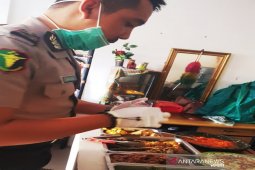 Personel Biddokkes periksa makanan di kantin Markas Polda Kalsel