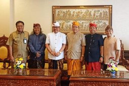 Wagub Cok Ace ikut menari dalam "Utsawa Bali Sani" Unhi Denpasar