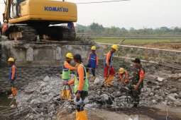 Percepat pembangunan, Satgas TMMD Sidoarjo kerahkan alat berat