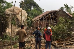Rumah warga Purwakarta tertimpa batu besar telah didata