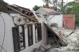 Sejumlah rumah dan sekolah roboh tertimpa batu besar di Purwakarta