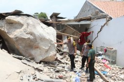 Warga mendengar ledakan sebelum batu besar timpa rumah