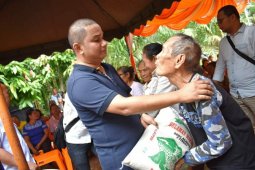 Bupati Tapteng serahkan bantuan beras dan semprot hama