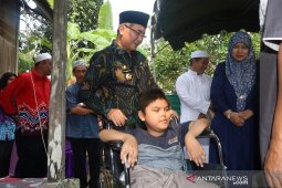 Bupati HSS kembali serahkan program bantuan lansia