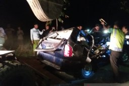 Mobil tertimpa pohon tumbang, tiga penumpang meninggal