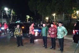 Pimpinan MPR antar undangan pelantikan kepada Prabowo