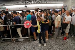 Metro Hong Kong mulai beroperasi kendati masih ada protes lanjutan