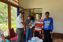 Diskominfo Kapuas Hulu distribusikan buku statistik ke perbatasan