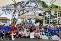 Resik-resik desa sebelum memulai Reyog Jazz Ponorogo di Ngebel