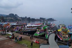 Kapal Danau Toba "adu indah" di PTLF Parapat