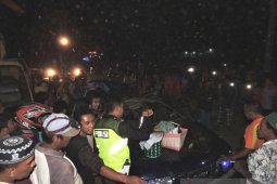 Empat meninggal, mobil tertimpa pohon di Situbondo