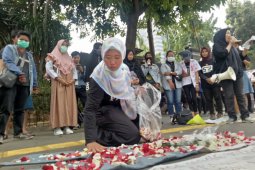 Gerakan "Solidaritas Emak Emak" tabur bunga di Polda  Metro Jaya