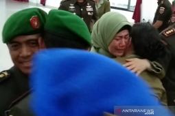 Istri mantan Dandim Kendari menangis saat sertijab