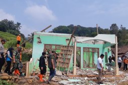 Warga Cianjur diminta waspada dan segera mengungsi bila melihat tanda bencana alam