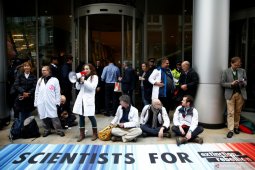 1.445 orang peserta aksi protes perubahan iklim "Extinction Rebellion" ditangkap