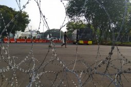 Satu unit "water canon" disiagakan di  depan Istana