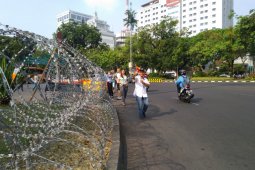 Turis Jerman keliling Monas