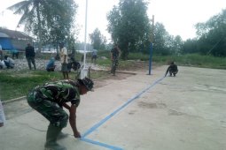 Satgas TMMD Ke-106 Kodim 0314/Inhil Ajak Anak Muda  Bersihkan Lapangan Voly