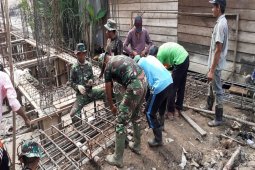 Pasang-surutnya Air Sungai Batang Gangsal Bukan Halangan Bagi Satgas TMMD Kodim 0314/Inhil