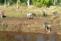 Bantu warga Satgas TMMD tak segan turun ke sawah
