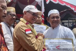 Kunjungi Rampa Cengal, Bupati serahkan bantuan