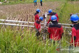 Puluhan tiang milik PLN area Cianjur roboh dan patah