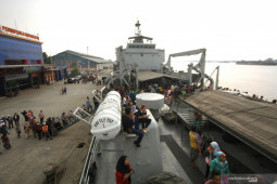 KRI Teluk Ende brings two cadets from S Kalimantan