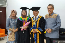 Jaya bahagia sang anak ikuti jejaknya jadi alumni ULM