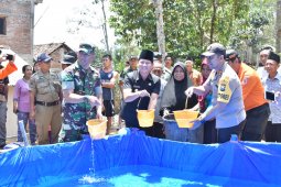 Forkopimda Trenggalek bagikan air bersih kepada warga terdampak kekeringan