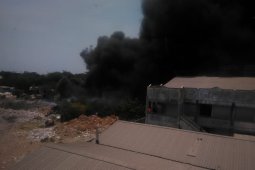 Tempat pembuangan sampah Rungkut Surabaya terbakar