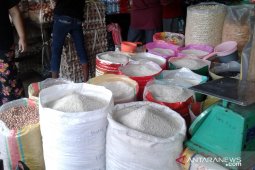 Harga sejumlah kebutuhan pokok di pasar tradisional Ambon stabil