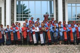 ASN Samosir pakai ulos di Hari Kesadaran Nasional