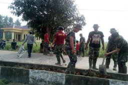 Satgas TMMD Kodim 0314/Inhil Menimbun Median Jalan Bersama Warga