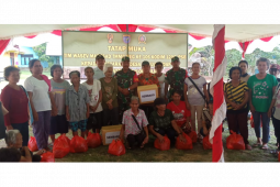 Satgas TMMD bagikan sembako gratis untuk warga perbatasan di Kapuas Hulu