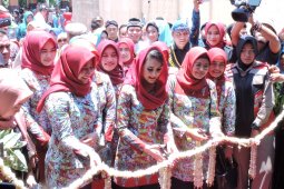Arumi Bachsin buka pameran BBGRM dan HKG-PKK di Situbondo (Video)
