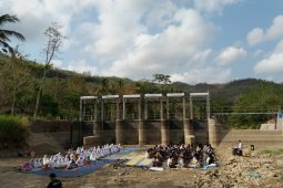 Warga Pacitan gelar shalat minta hujan di sungai mengering