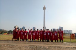 Masyarakat pakai jubah unik sambut presiden  di Monas