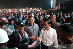Jokowi turun panggung  salami penonton konser "Musik Untuk Republik"