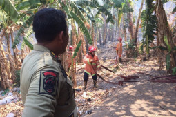 Pemicu kebakaran lahan di Kediri diduga puntung rokok
