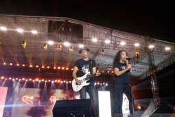 Penampilan Slank tutup kemeriahan konser "Musik Untuk Republik"