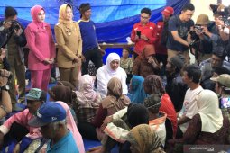 Gubernur Khofifah temui pengungsi korban angin kencang di Kota Batu