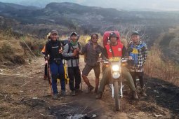 Petugas menemukan lima pendaki ketika kebakaran hutan Gunung Rinjani