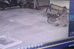 Pencuri motor berseragam Satpol PP terekam CCTV