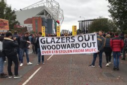 Aksi protes 'Pecat Woodward' saat  laga MU vs Liverpool