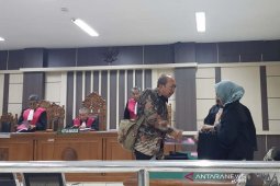 Terkait korupsi, mantan Bupati Sragen Agus Fatchur Rahman dituntut 1,5 tahun