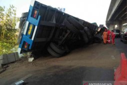 Truk terguling di Tol Jakarta-Cikampek berimbas kepadatan