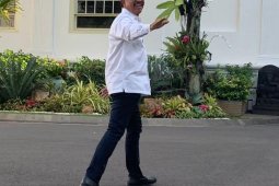 Johny G Plate diikuti Agus Suparmanto berkemeja putih masuk  Istana