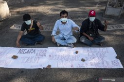 Aktivis 98 lakukan aksi tutup mulut tolak Prabowo jadi  menteri