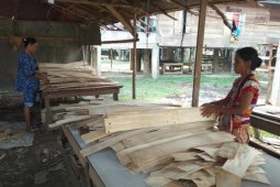 Perempuan Desa Sarang Burung punya kerja sampingan rangkai kayu lapis