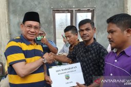 Sambangi warganya di kepulauan terpencil, Bupati serahkan bantuan